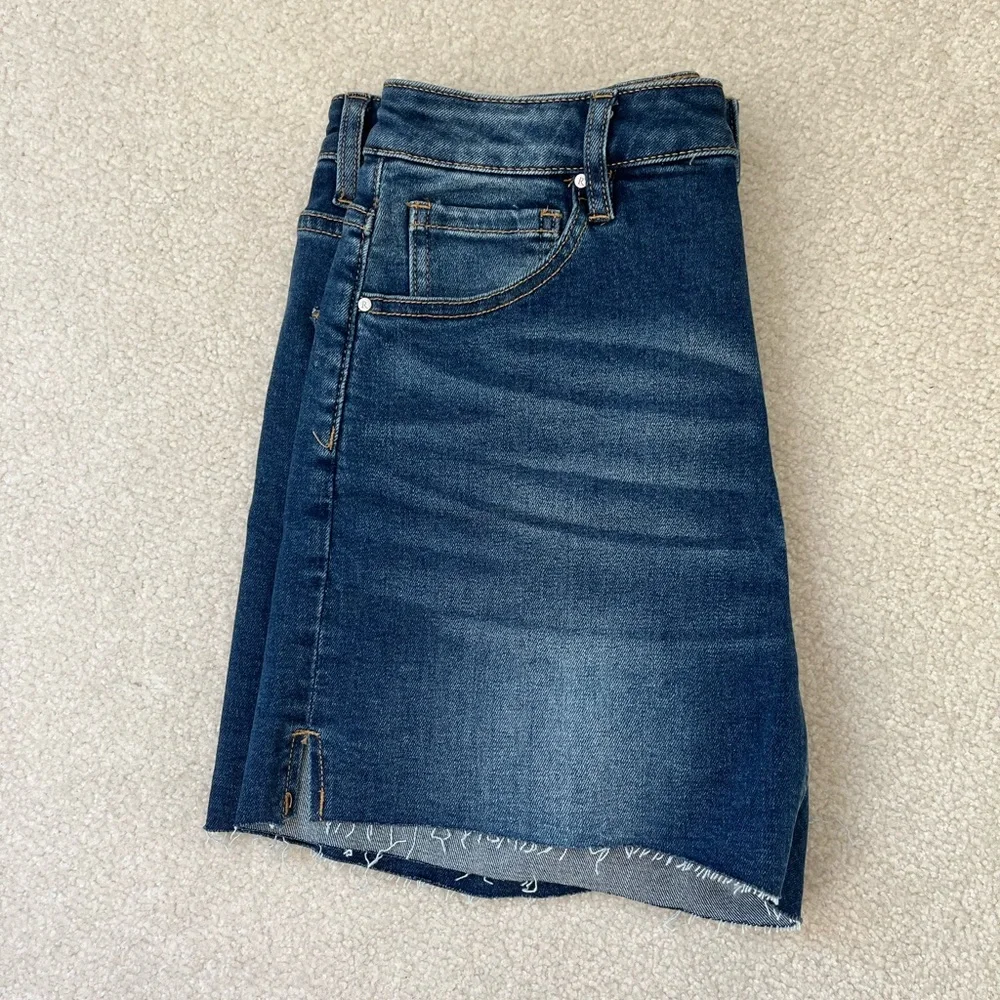 Women’s Risen Denim jean shorts - Picture 4 of 8